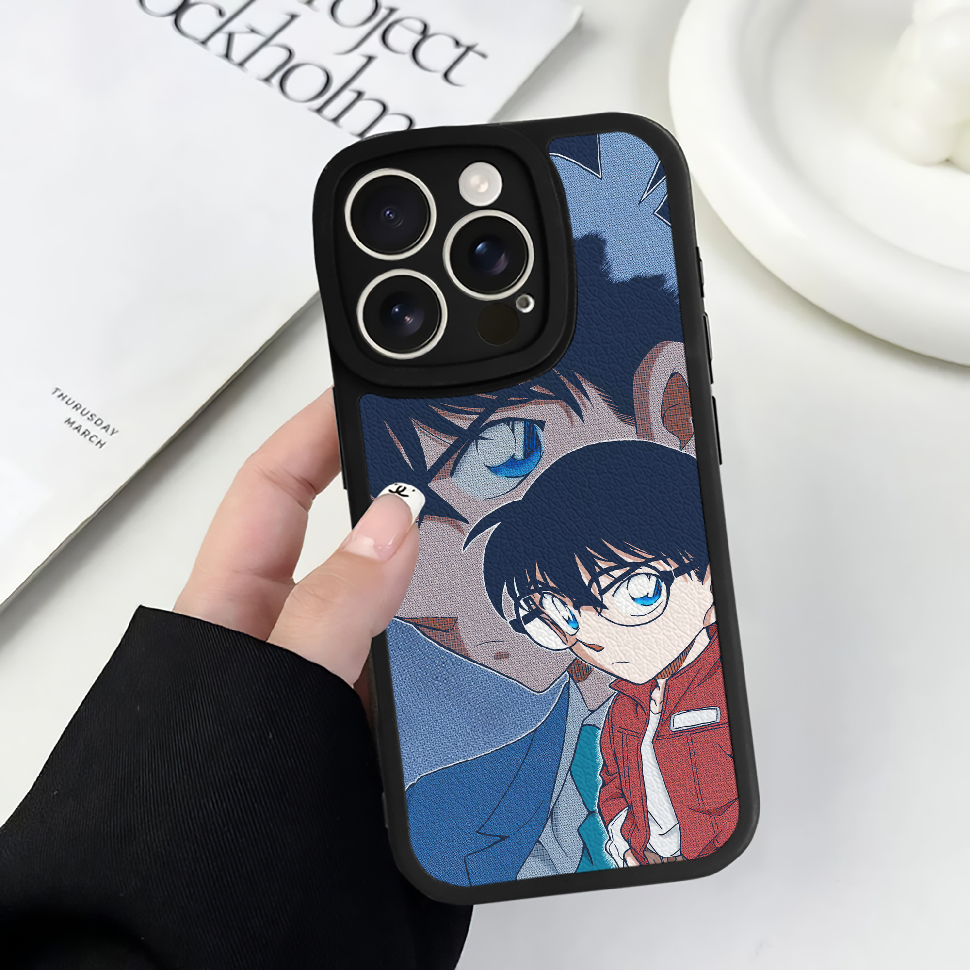 （画像用） 名探偵コナン Detective Conan 【iPhone 16シリーズ対応】シリコンスマホケース（レザー調） 材質：シリコン